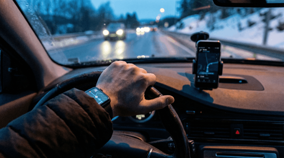 Boten for mobilbruk i bil øker til 10 750 kroner. Les om de nye reglene, hvordan du bruker smartklokke lovlig og unngår dyre prikker i førerkortet.
