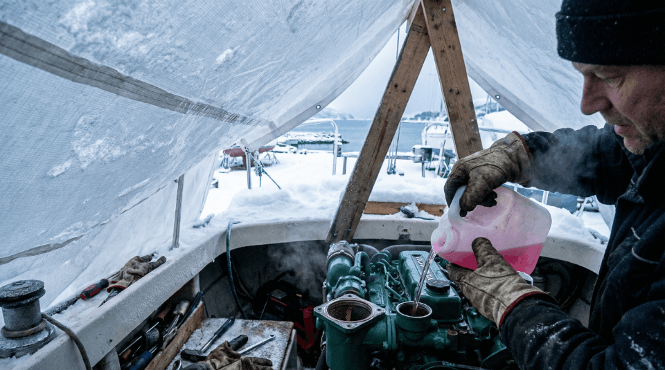 Tror du kasko dekker frostskader på båtmotoren? Se hvorfor forsikringen ofte ikke gjelder, og hvordan du sjekker dine vilkår før uhellet er ute.