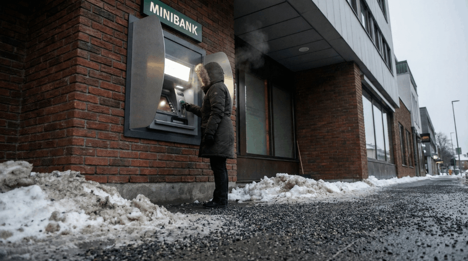 Tror du innboforsikringen dekker penger stjålet ved ID-tyveri? Lær forskjellen på bankens ansvar og forsikringens rettshjelp, og se når du er sikret.