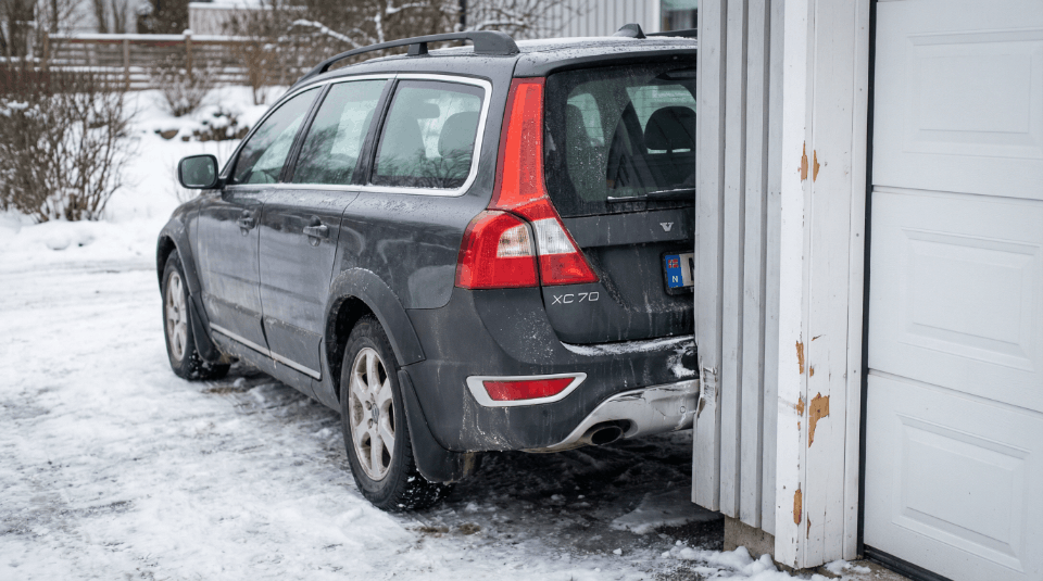 Har du rygget i egen garasjeport? Les om reglene for felles egenandel, bonustap på bilforsikring og når det lønner seg å betale for skaden selv.