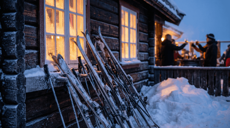 Dekker reiseforsikringen stjålne ski? Lær forskjellen på lunsj og afterski, og se hvilke krav If, Tryg og Fremtind stiller for å unngå avkortning.