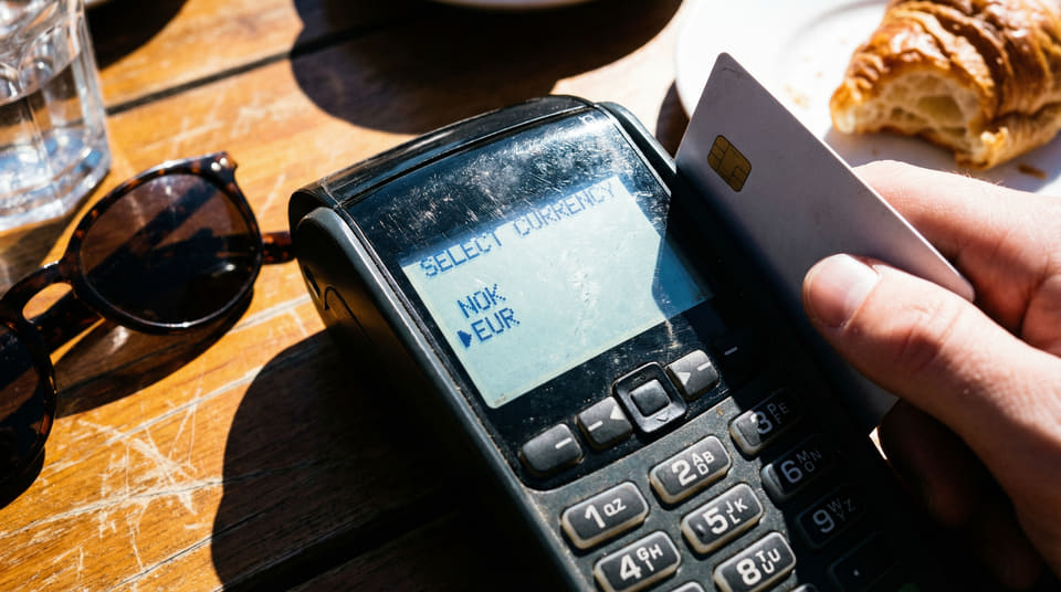 Den klassiske valutafellen: Mange nordmenn taper store beløp i ferien ved å takke ja til å betale i norske kroner. Velger du lokal valuta på terminalen, overlater du vekslingen ti…