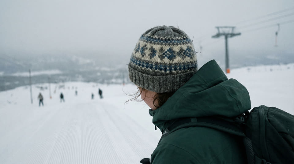 Dekker reiseforsikringen skader uten hjelm? Vi har sjekket vilkårene hos de største selskapene og sett på reglene i Norge og utlandet. Les mer her.