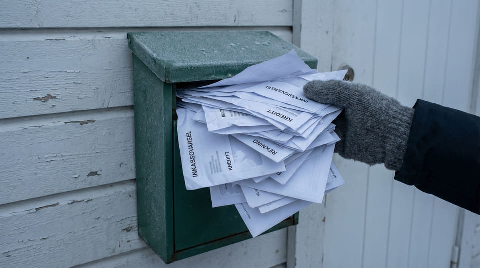 Banken dekker pengene, men hvem rydder opp etter ID-tyveri? Lær forskjellen på bankens ansvar og ID-forsikring, og sjekk om du allerede er dekket her.