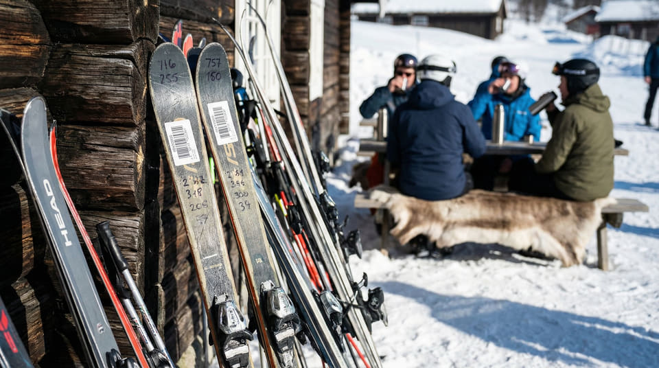 Skal du leie ski? Mange betaler for unødvendig forsikring hos utleier. Sjekk om din reiseforsikring allerede dekker skade og tyveri av skiutstyr her.