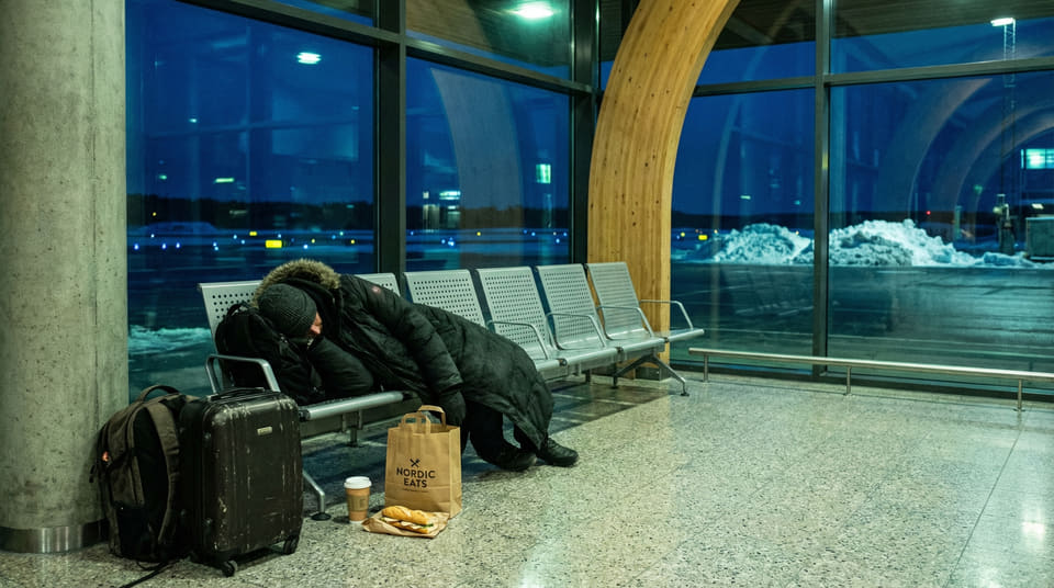 Er du strandet pga. krig eller stengt luftrom? Les om flyselskapets omsorgsplikt, regler for pakkereiser og hva reiseforsikringen din faktisk dekker.