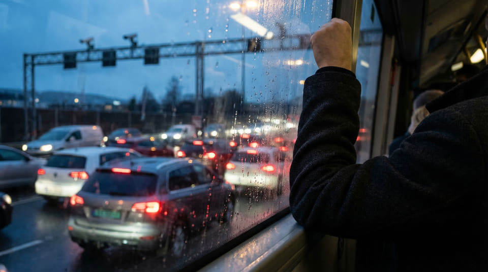 Vurderer du å la bilen stå? Vi sammenligner kostnader for bompenger, slitasje og månedskort i 2026. Se hvor mye du kan spare på å reise kollektivt her.