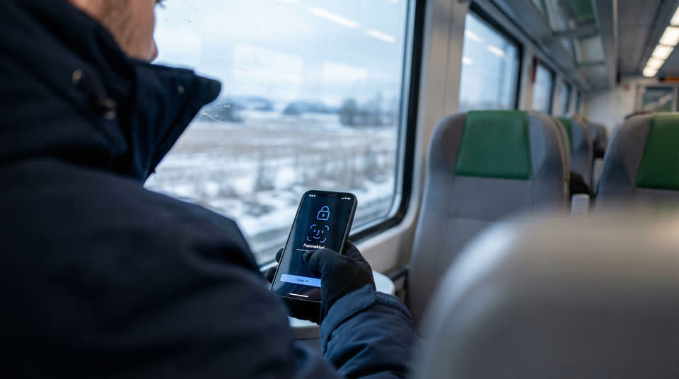 SMS-koder er ikke lenger trygge nok mot svindel. Lær hvordan du sikrer deg med passnøkler og finn et mobilselskap som tar din sikkerhet på alvor.