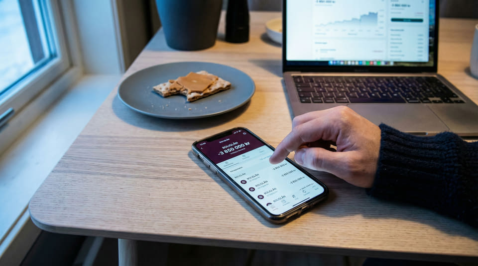 Styringsrenten står stille, men du kan fortsatt få lavere boliglånsrente. Se hvordan du presser banken, unngår gebyrfeller og sparer tusenvis i året.