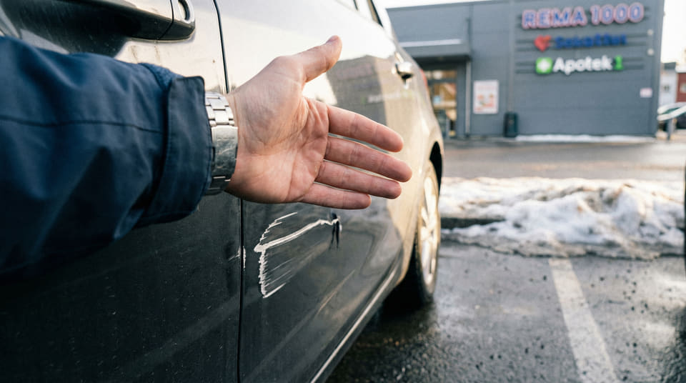 En parkeringsskade fra ukjent motpart føles urettferdig. Uten toppkasko kan en slik ripe koste deg dyrt i form av egenandel og tapt bonus i flere år fremover.