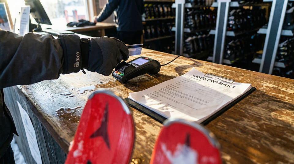 Skal du leie ski? Mange betaler for unødvendig forsikring. Se hvilke reiseforsikringer som dekker tyveri, og når du bør si nei til utleiers dyre tilbud.