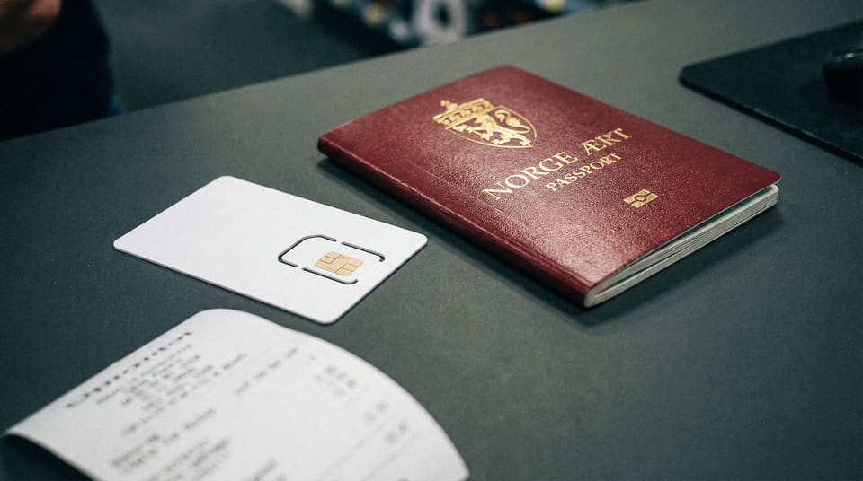 Strengere lovkrav tvinger nå mobiloperatører til å kreve BankID eller fysisk legitimasjon, som pass, ved kjøp av abonnement for å stoppe identitetstyveri.