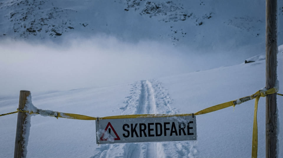 Mange tror reiseforsikringen alltid dekker hjemtransport. Les om de skjulte unntakene og hvordan du sikrer deg ubegrenset dekning før reisen.