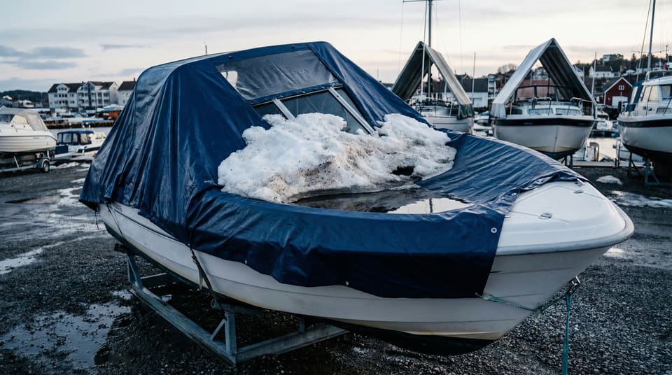 Visste du at manglende tilsyn med båten i vinter kan koste deg dyrt? Les om kravene til snømåking og frostsikring, og se hvordan du unngår avkortning på erstatningen.