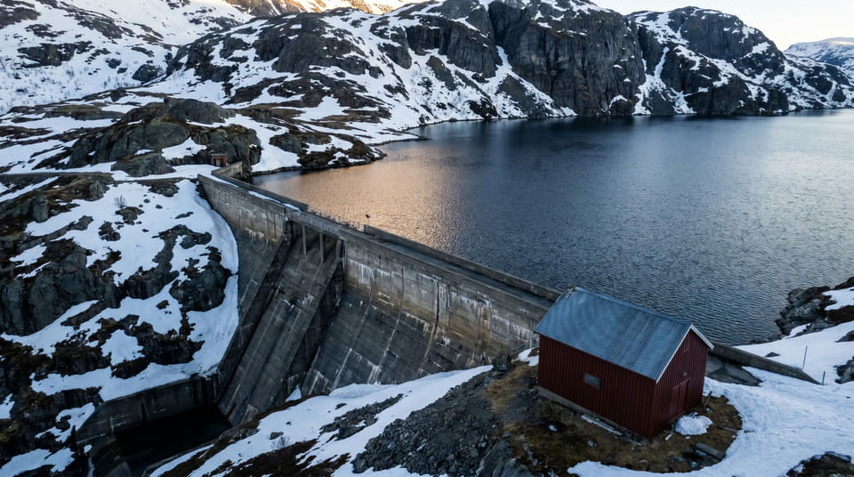 Høy fyllingsgrad i vannmagasinene og vårsmelting i Nord-Norge har sendt strømprisene til bunns. Nå advarer eksperter mot statens fastprisavtale.