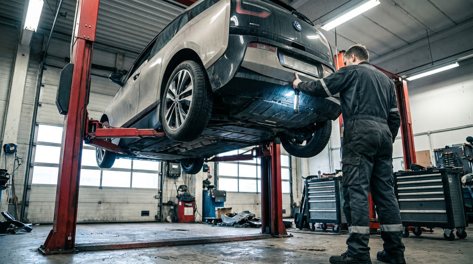 BMW kan fort bli dyrt å forsikre, men likevel så finnes det noen enkle grep du kan ta, for å redusere forsikringspremien