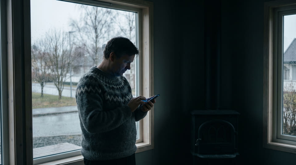 Ved strømbrudd er mobilen vår viktigste livlinje. Lovverket sikrer at du får nøyaktig samme dekning, nødvarsel og prioritet i nettet, uansett hvor billig abonnementet er.