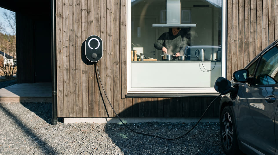 Betaler du for mye i nettleie? Lær hvordan kapasitetsleddet fungerer, unngå dyre strømtopper og få tips til hvordan du trygt kan senke strømregningen din.