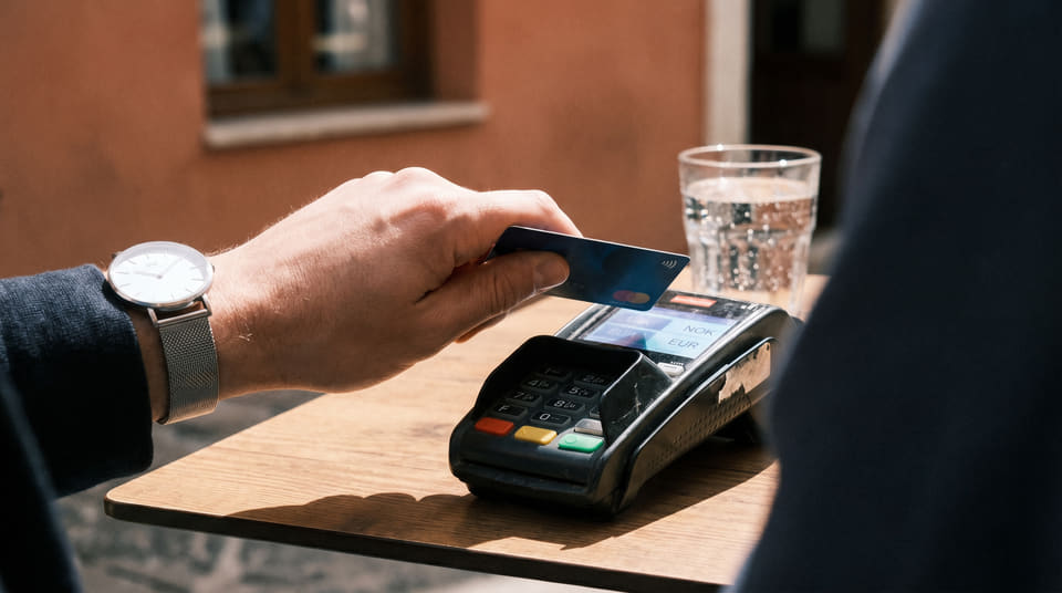 Når du betaler med kort i utlandet, bør du alltid velge lokal valuta. Trykker du på norske kroner, kan butikkens skjulte gebyrer gjøre ferien opptil 7 prosent dyrere.
