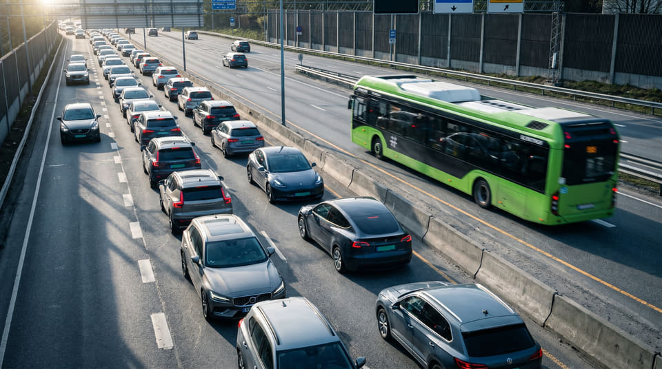 Priskutt på månedskort gjør at det nå raskere lønner seg å velge bussen. I tillegg sparer du store summer på dyre bompenger i rushtiden ved å la bilen stå.