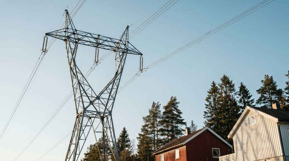 Vurderer du å binde strømprisen? Lær forskjellen på fastpris, spotpris og Norgespris, og se om du bør sikre deg mot prissjokk eller beholde spotpris.