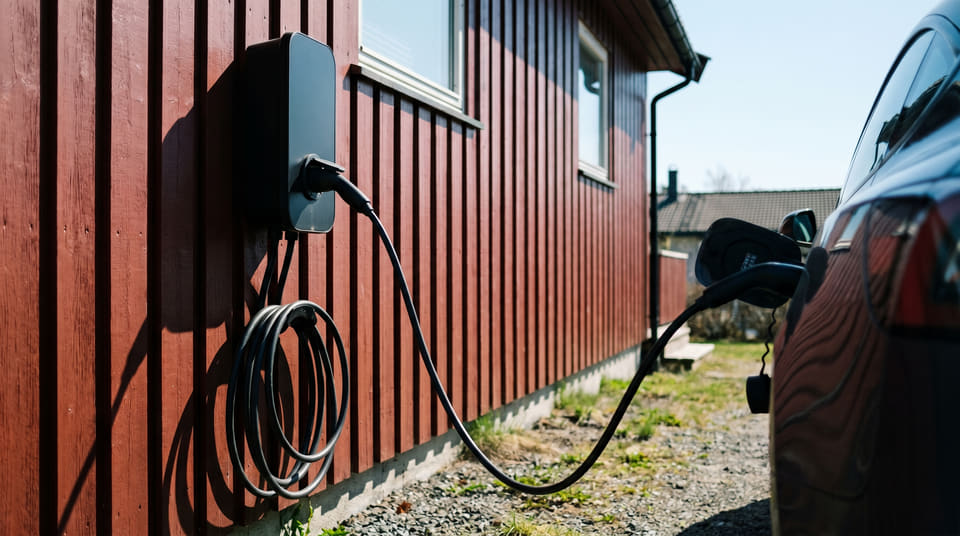 Mange lokkes av ladebonus på strømavtalen, men gebyrer gjør det ofte dyrere. Se hvorfor vanlige spotprisavtaler ofte er det beste valget for elbilister.