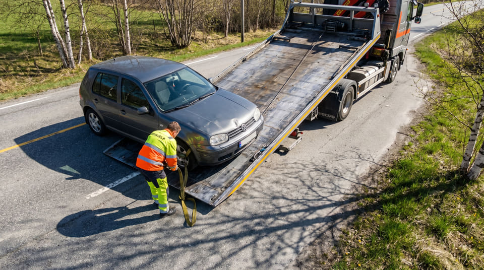 Veihjelp og bilberging er blant de vanligste skadene som dekkes av delkasko. Egenandelen er ofte fastsatt til noen få hundrelapper, og du taper ikke opptjent bonus.