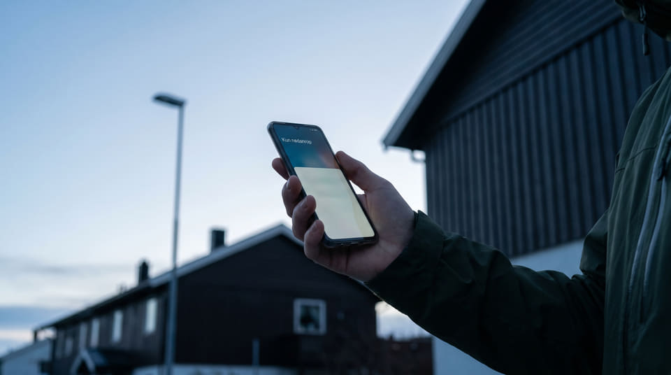 Hvor lenge fungerer mobilen når strømmen går? Lær om kravene til reservestrøm, hvordan du ringer 112 uten dekning og hvordan du sikrer din beredskap.