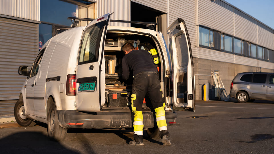 Firmabiler har et krevende kjøremønster. Fra 2026 gjelder også nye, strenge krav til varebilløyve for å unngå kraftig avkortning ved skade.