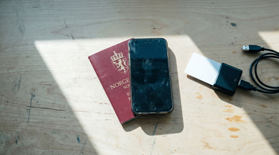 For å sikre tilgang til viktige tjenester hvis BankID svikter, anbefales en reserve-ID på høyeste sikkerhetsnivå. Dette krever ofte skanning av pass eller bruk av smartkort.