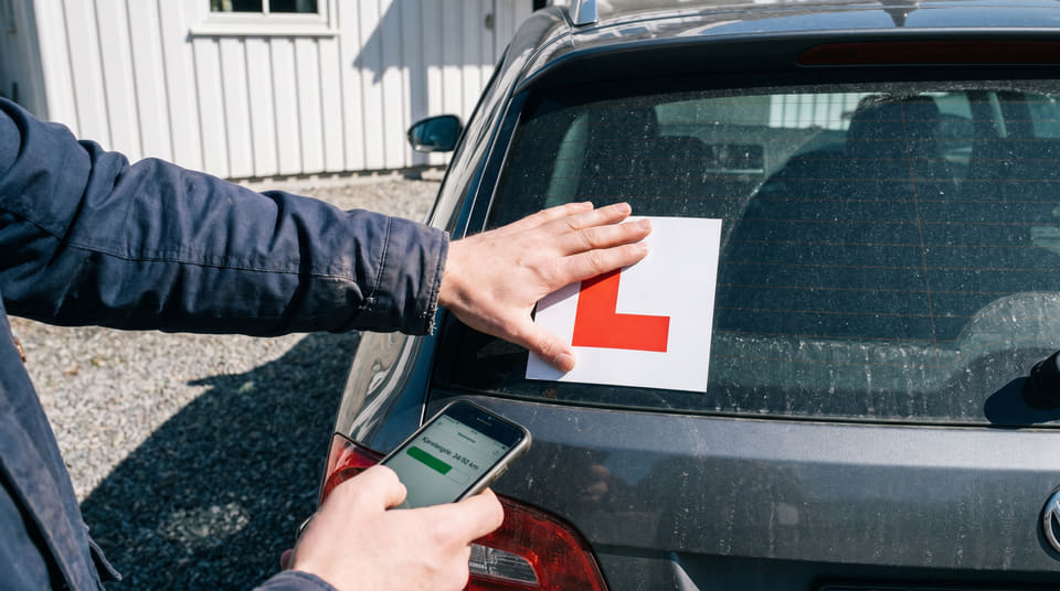 Ved å loggføre 2000 kilometer med øvelseskjøring i forsikringsselskapenes egne apper, kan unge sjåfører sikre seg hele 70 prosent startbonus og kutte regningen drastisk.