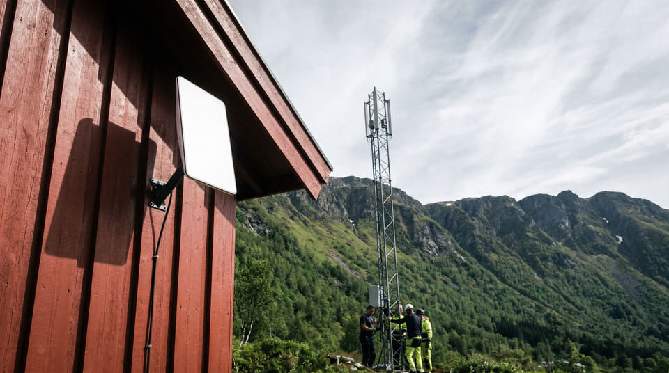 For husstander utenfor fibernettet har satellitt- og 5G-bredbånd blitt en redning. Ny teknologi gir nå høyhastighetsinternett til selv de mest avsidesliggende områdene i Norge.