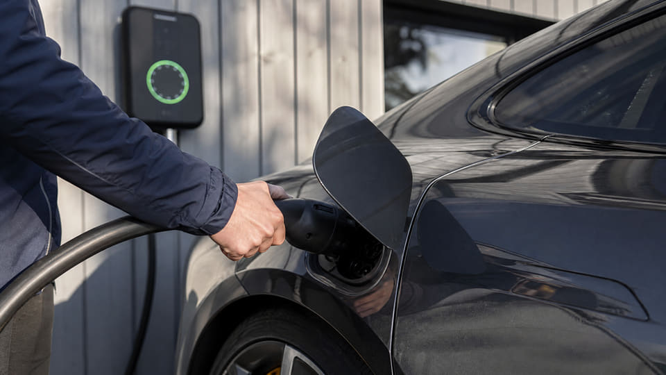 Få uforpliktende pristilbud på bilforsikring til Porsche Taycan fra flere forsikringsselskaper på Bytt.no, slik at du enkelt kan sammenligne prisen