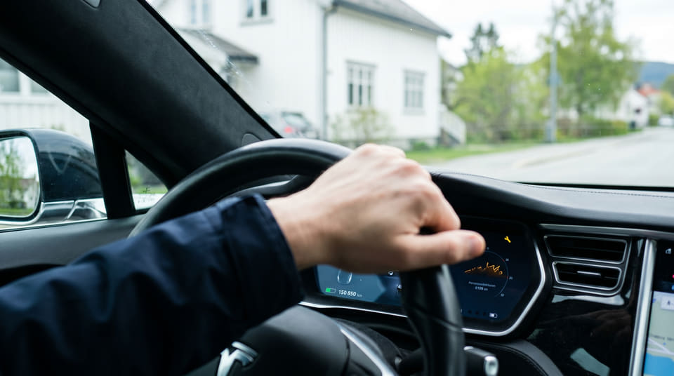 Når elbilen nærmer seg 160.000 kilometer utløper batterigarantien. Da blir vilkårene for maskinskade i bilforsikringen helt avgjørende for å unngå økonomiske smeller.