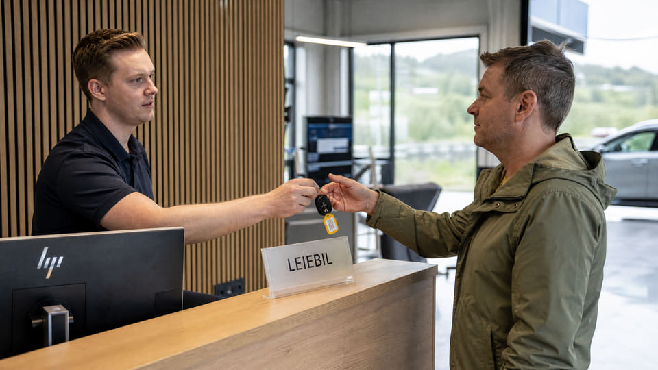 Lang ventetid på deler og kompliserte reparasjoner gjør at mange elbil-eiere blir stående uten bil i ukesvis. Da er gode vilkår for leiebil i forsikringen avgjørende.