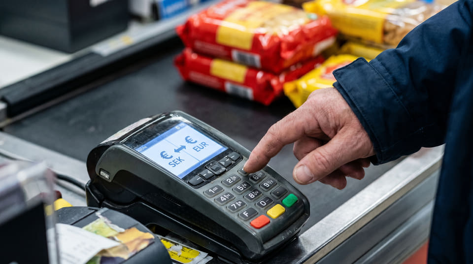 Norske eller svenske kroner? Valget du tar på betalingsterminalen ved grensen kan koste deg dyrt på grunn av skjulte gebyrer. Tommelfingerregelen er å alltid velge lokal valuta.