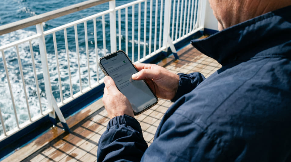 Selv om du har en sperregrense for data, gjelder den ikke på satellittnettverk om bord på ferger. Skru av mobildata før avgang for å unngå regningssjokk til sjøs.