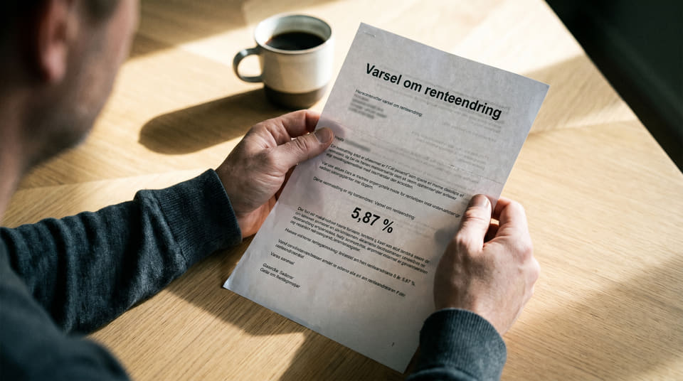 Bankene er lynraske med å heve renten, men drøyer med kutt. Et varsel om renteendring i postkassen bør være startskuddet for å bytte bank og unngå unødvendige renteutgifter.