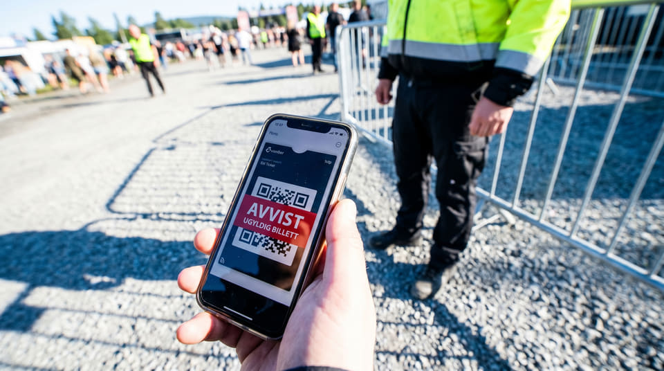 Blitt lurt av falske billetter? Standard reiseforsikring dekker sjelden svindel. Se hvordan banken og toppforsikringer kan hjelpe deg å få pengene tilbake.