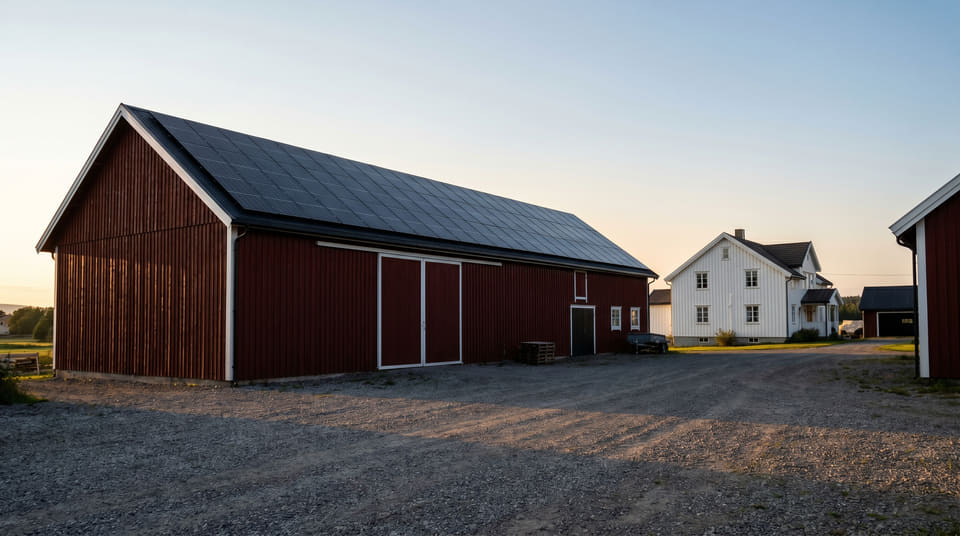 Fra 2026 kan gårdsbruk dele inntil 5 MW strøm avgiftsfritt. Les om de nye reglene, kravene som gjelder og hvordan du får best betalt for overskuddsstrømmen din.