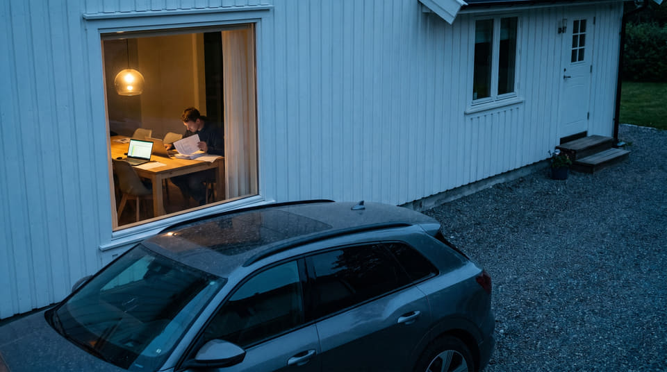 Bør du betale ned billånet eller spare i fond? Lær hvordan skattereglene i 2026 påvirker regnestykket og finn din personlige break-even her.