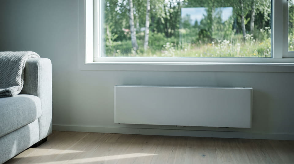 Gulvmodeller plasseres ofte under vinduer for å stoppe kaldras og gi en jevnere varme langs gulvet, men de koster gjerne mer enn tradisjonelle veggmodeller.