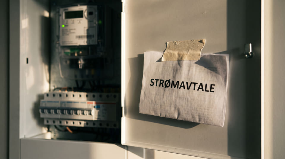 Slik finner du en trygg strømavtale i 2026. Unngå dyre variable avtaler og lær hvordan spotpris med prisgaranti og strømstøtte sikrer deg mot høye priser.