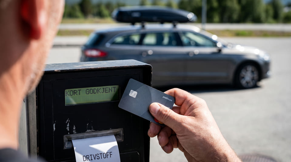 Stoler du på reiseforsikringen i kredittkortet? Les om 50-prosentregelen, aldersgrenser og høye egenandeler som kan gjøre sommerferien dyr for familien.