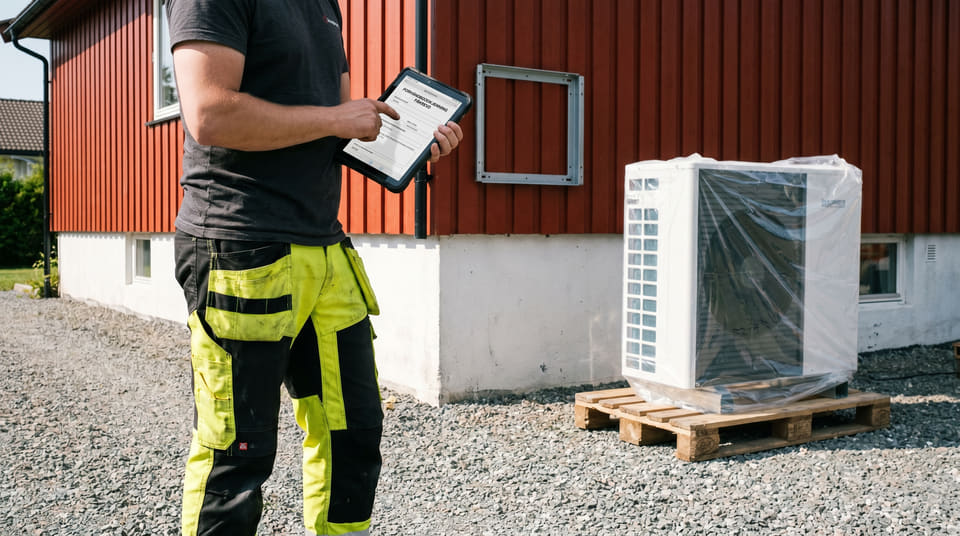 Skal du installere varmepumpe? Unngå avslag på Enova-støtten ved å sjekke kravene til sertifisering og den nye regelen om å søke før du starter. Les mer her.