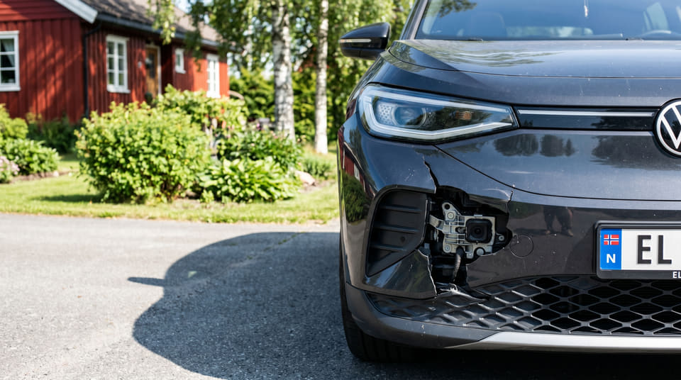 Moderne elbiler er fulle av avansert teknologi. Selv en liten parkeringsbulk kan føre til at dyre sensorer må byttes, noe som driver opp prisen på bilforsikringen.