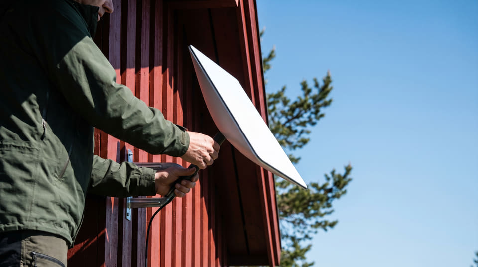 Moderne satellittbredbånd krever 110 graders fri sikt til himmelen. For mange i distriktene er dette nå det beste alternativet for raskt og stabilt internett uten graving.