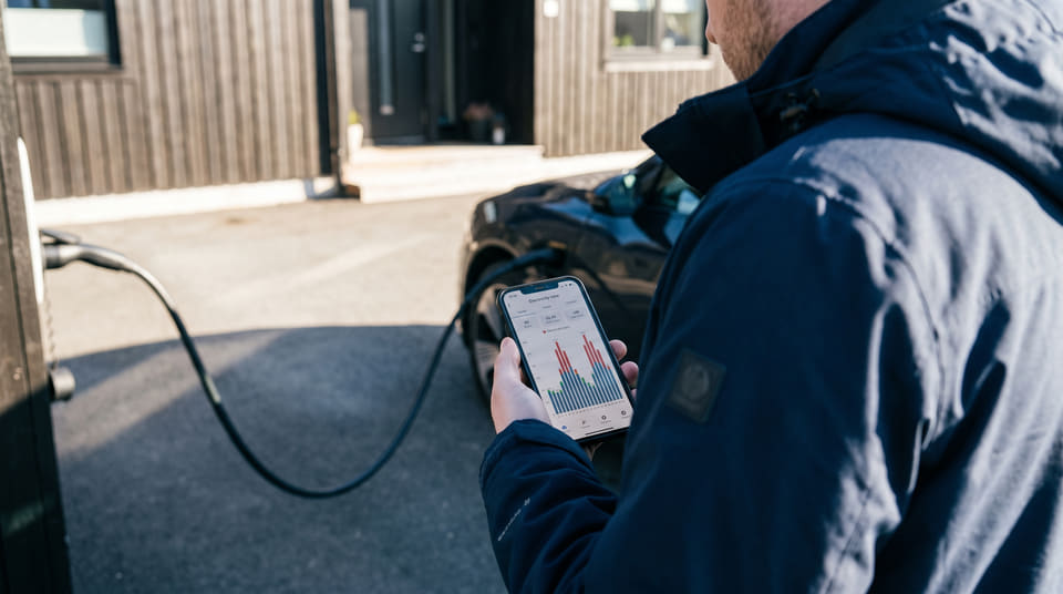 Smartlading er lønnsomt, men pass opp for skjulte app-gebyrer. Se hvilke strømselskaper som tar seg betalt og hvordan du kutter ladekostnadene her.
