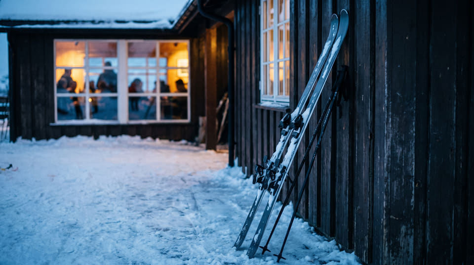 Mange tror reiseforsikringen ryker etter første glass på afterski. Les om reglene for alkohol, grov uaktsomhet og når du risikerer å betale regningen selv.