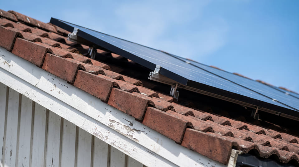 Søknadsplikten for solceller fjernes, men visste du at solceller alene sjelden gir grønt boliglån? Les hvordan du unngår lånefellen og sikrer best rente.